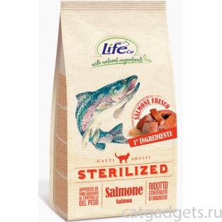 Корм для стерилизованных кошек со свежим лососем Lifecat Adult Sterilized Salmon